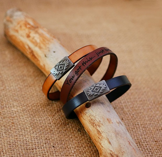 L&aelig;rarmb&aring;nd med etnisk magnetl&aring;s for personlig tilpasning