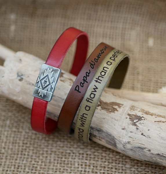 L&aelig;rarmb&aring;nd med etnisk magnetl&aring;s for personlig tilpasning