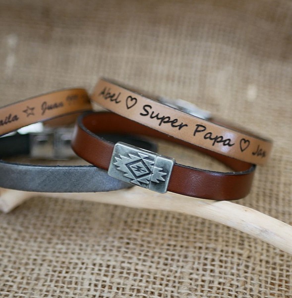 L&aelig;rarmb&aring;nd med etnisk magnetl&aring;s for personlig tilpasning