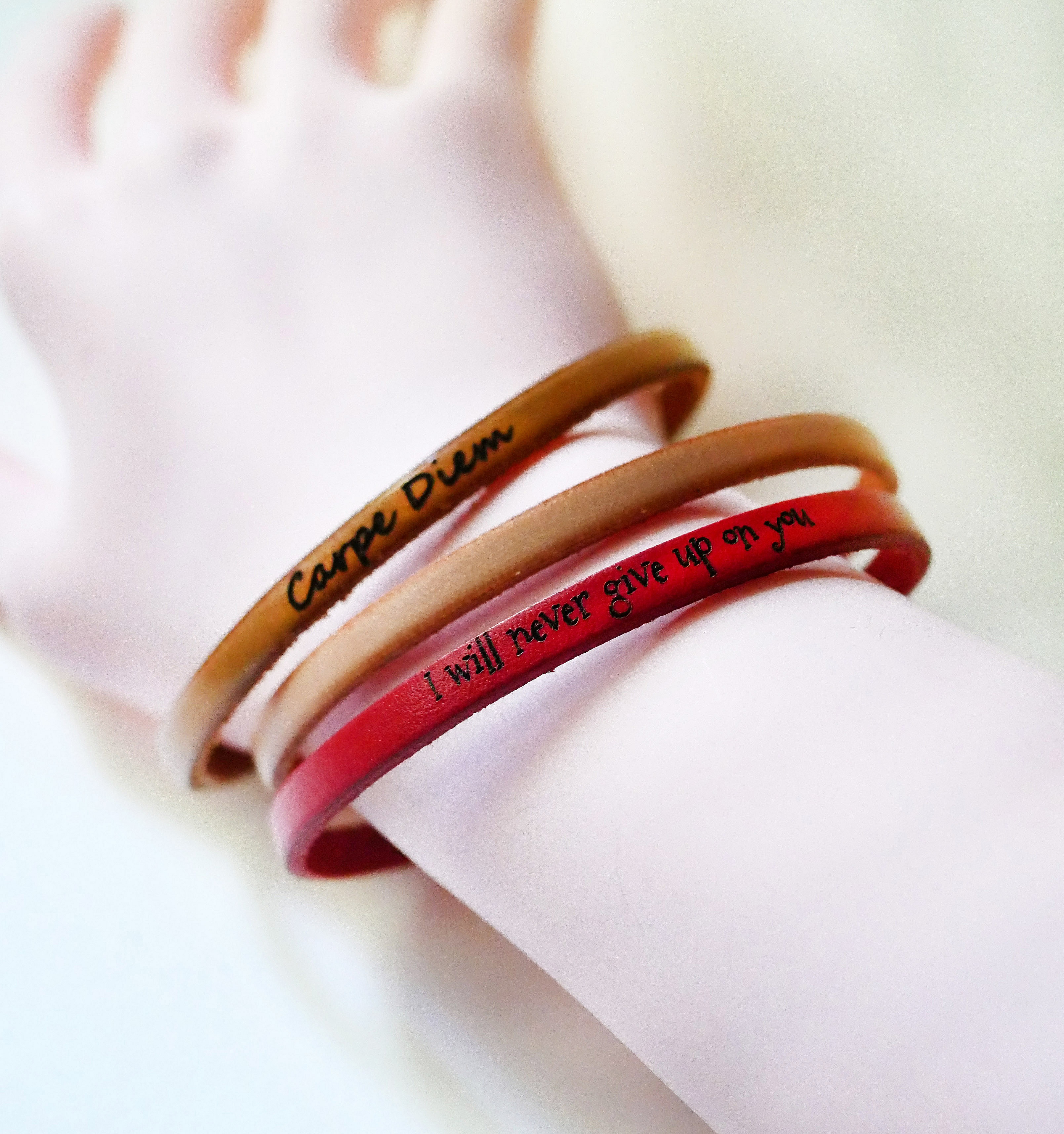 Fin l&aelig;rrem med justerbar gullspenne, kan tilpasses med gravering 