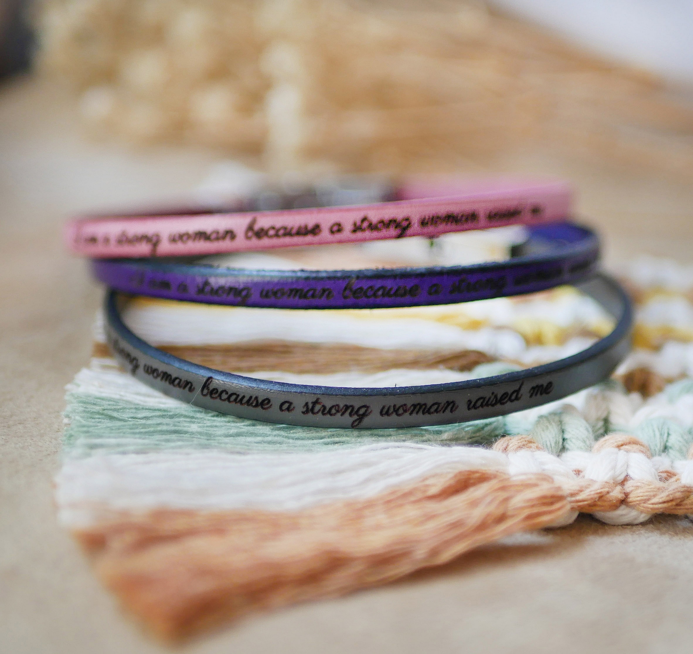 Fin l&aelig;rrem med justerbar gullspenne, kan tilpasses med gravering 