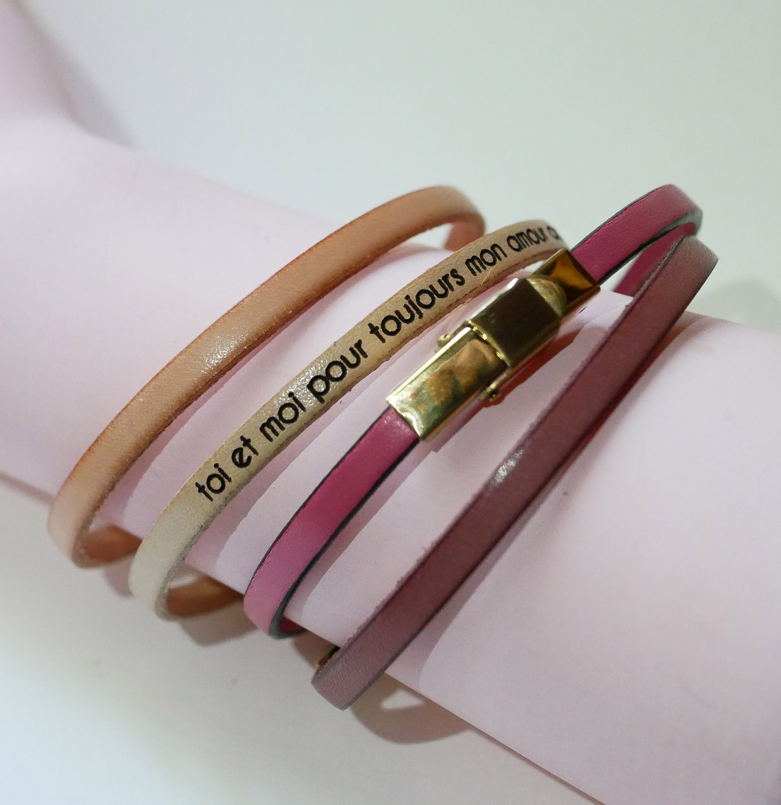 Fin l&aelig;rrem med justerbar gullspenne, kan tilpasses med gravering 