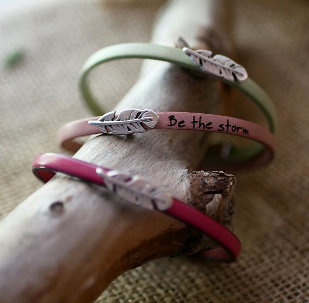 Jentearmb&aring;nd i l&aelig;r med fj&aelig;r som kan graveres og gj&oslash;res personlig 