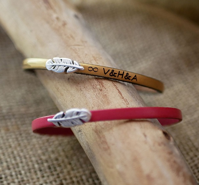 Jentearmb&aring;nd i l&aelig;r med fj&aelig;r som kan graveres og gj&oslash;res personlig 