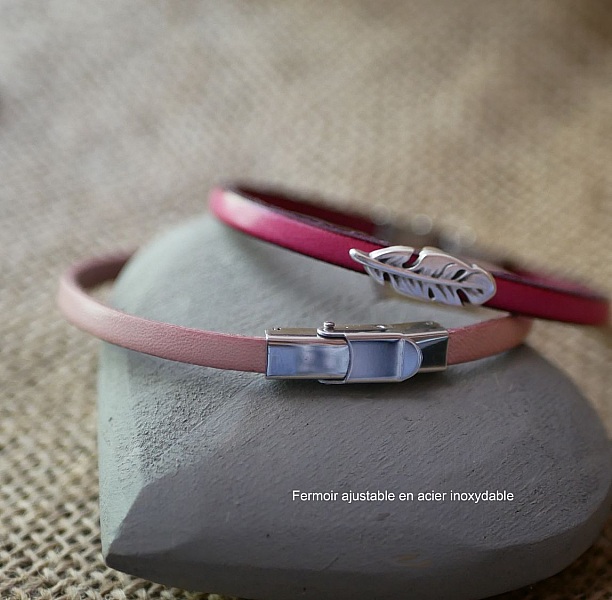 Jentearmb&aring;nd i l&aelig;r med fj&aelig;r som kan graveres og gj&oslash;res personlig 