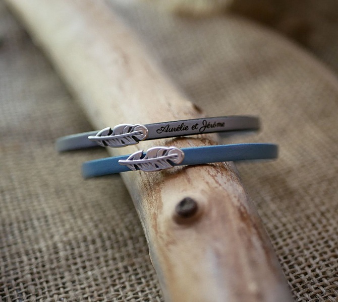 Jentearmb&aring;nd i l&aelig;r med fj&aelig;r som kan graveres og gj&oslash;res personlig 