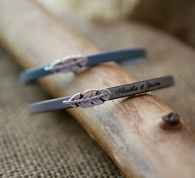 Jentearmb&aring;nd i l&aelig;r med fj&aelig;r som kan graveres og gj&oslash;res personlig 