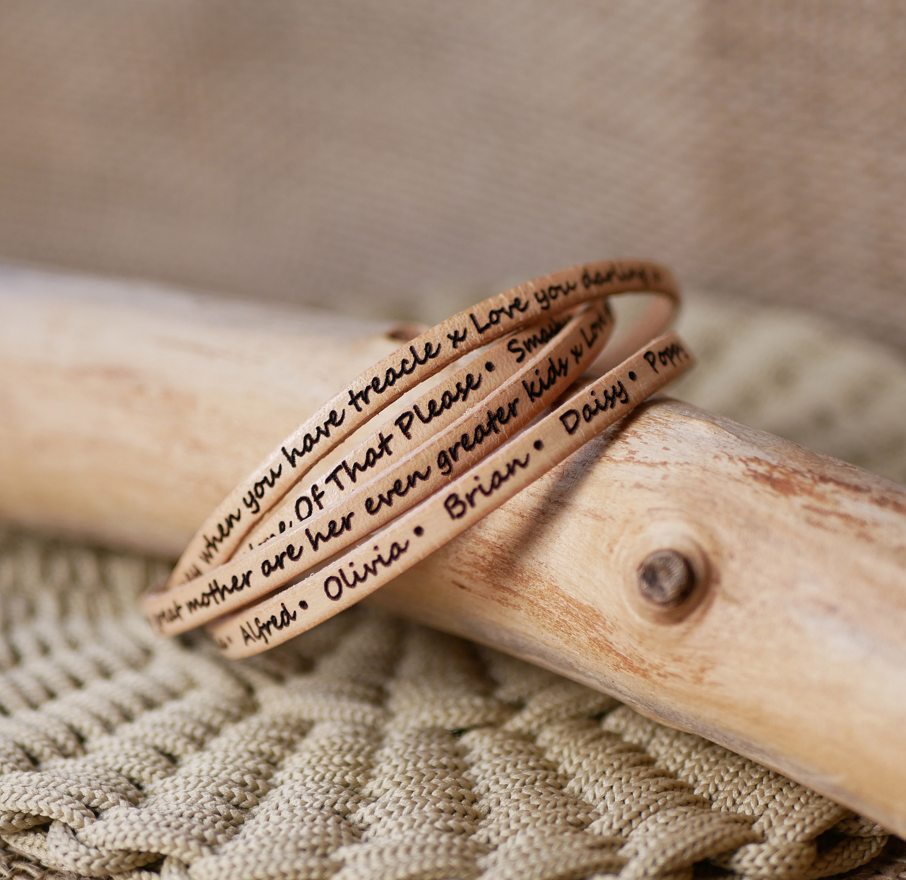 Fint l&aelig;rarmb&aring;nd i 4 tilpassede armb&aring;nd med gravering