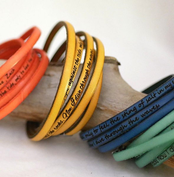 Fint 5-turn armb&aring;nd i skinn for menn eller kvinner med inngravering av fornavn