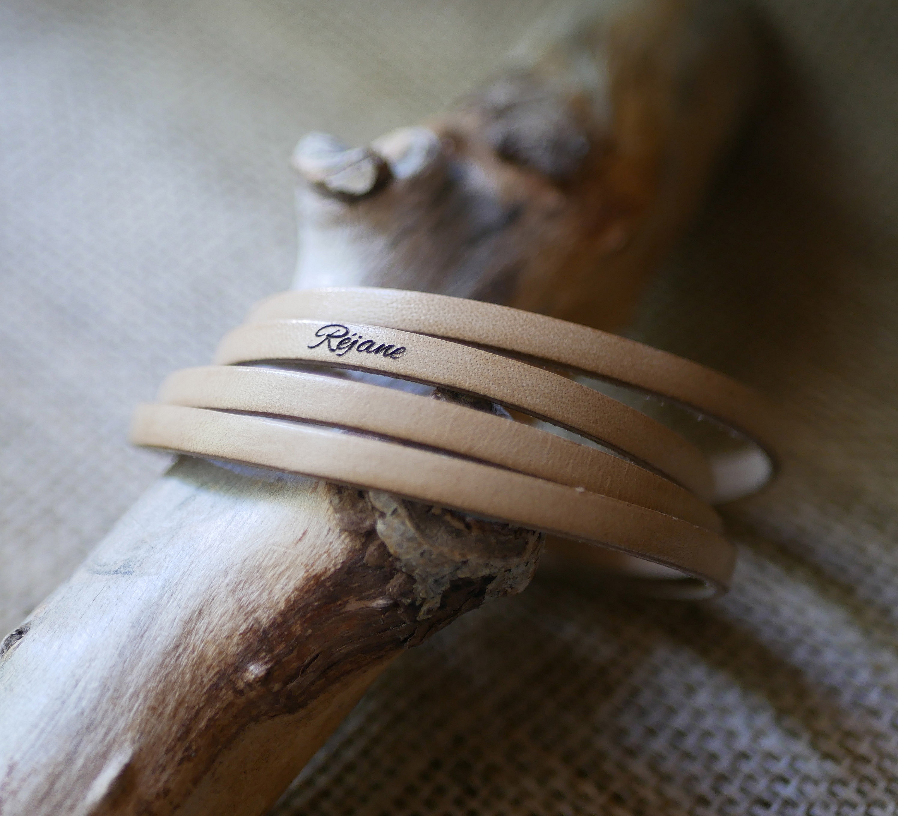 Fint l&aelig;rarmb&aring;nd i 4 tilpassede armb&aring;nd med gravering