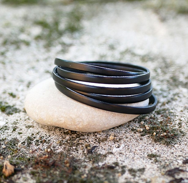 Fint 5-turn armb&aring;nd i skinn for menn eller kvinner med inngravering av fornavn