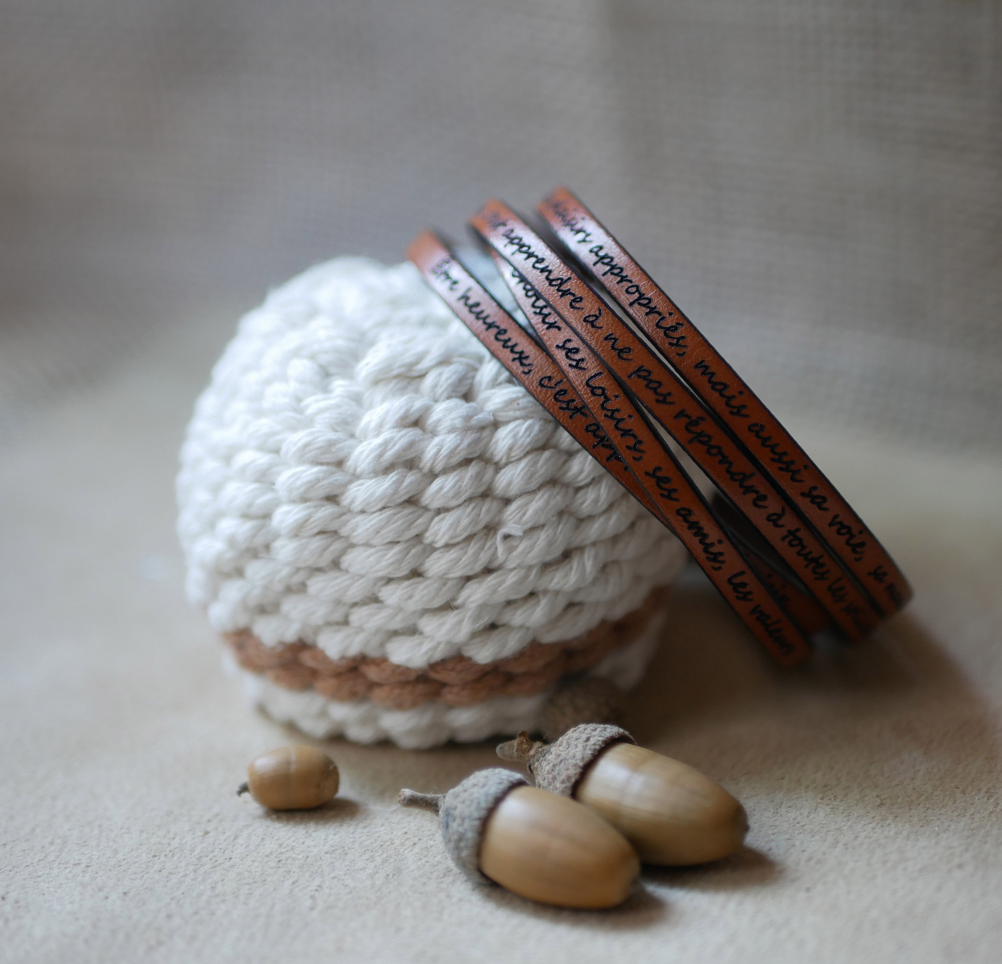 Fint l&aelig;rarmb&aring;nd i 4 tilpassede armb&aring;nd med gravering