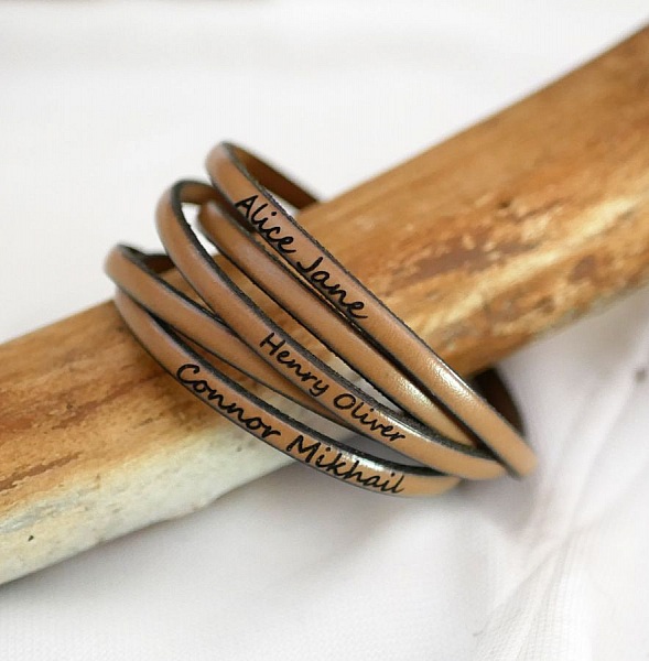 Fint 5-turn armb&aring;nd i skinn for menn eller kvinner med inngravering av fornavn