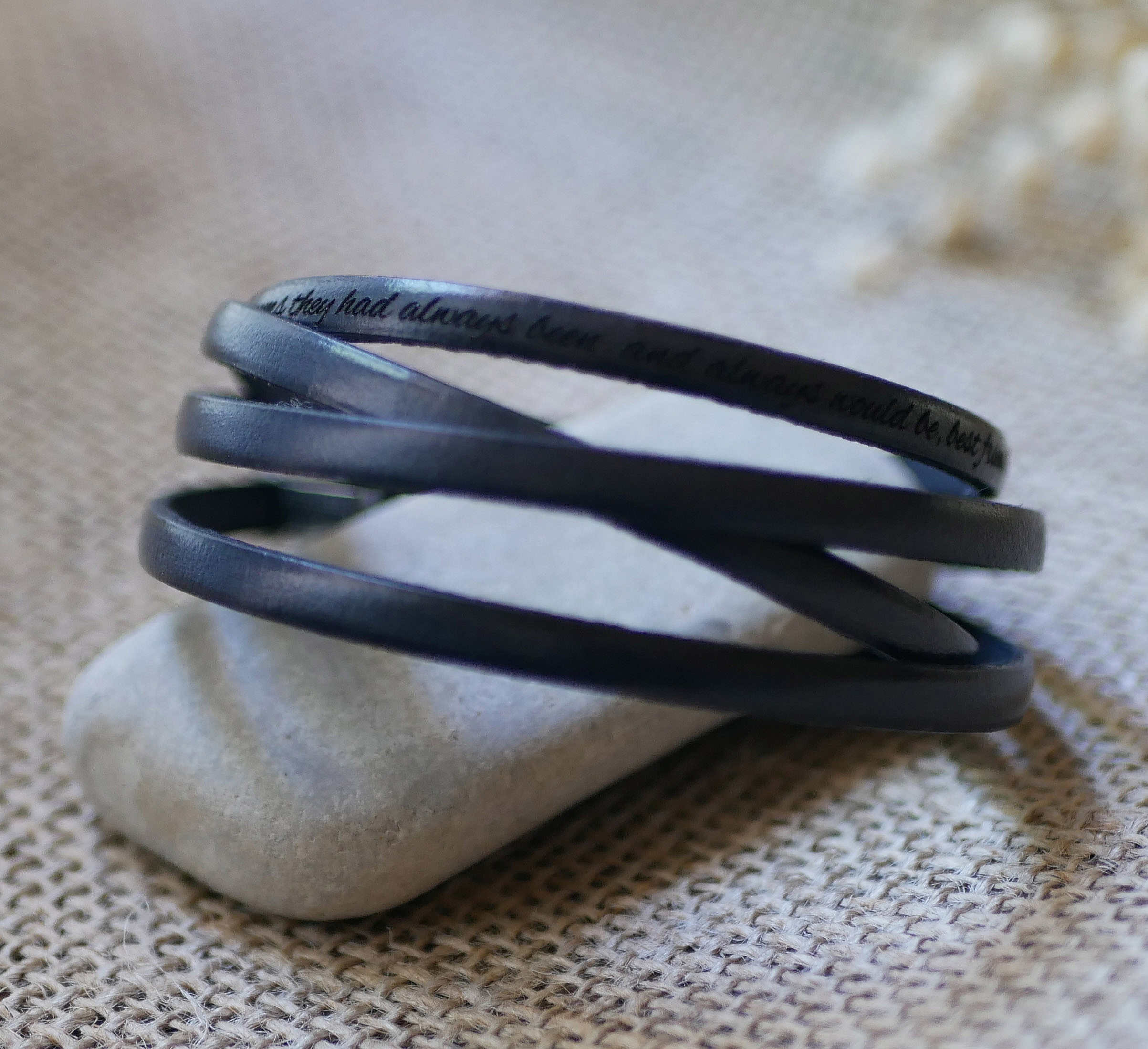 Fint l&aelig;rarmb&aring;nd i 4 tilpassede armb&aring;nd med gravering