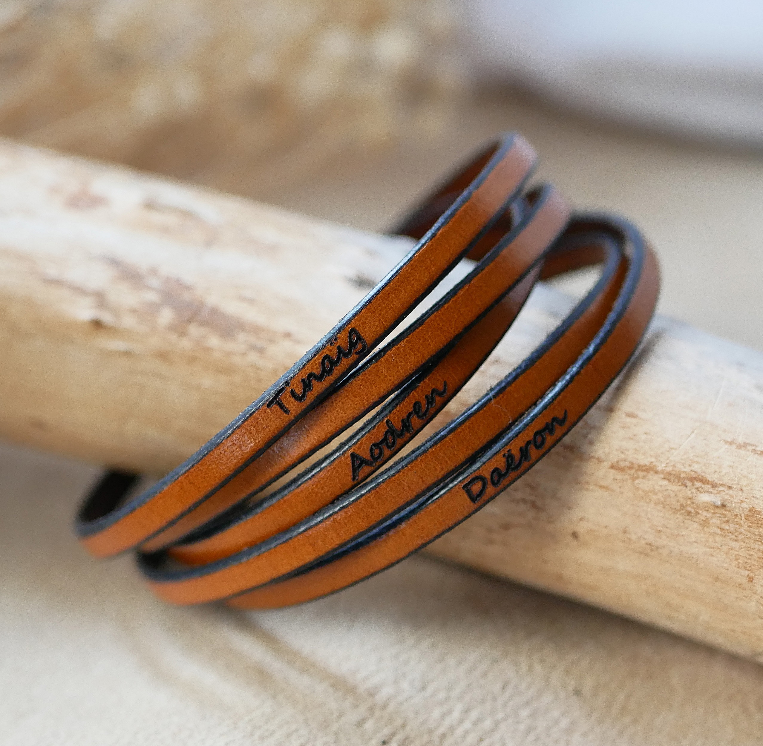 Fint 5-turn armb&aring;nd i skinn for menn eller kvinner med inngravering av fornavn