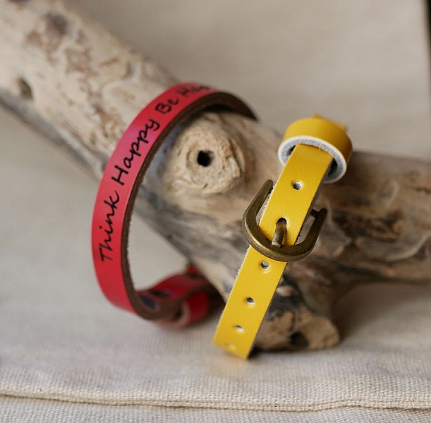 Gravert skinnarmb&aring;nd enkelt sving for &aring; personalisere blandet voksenbarn