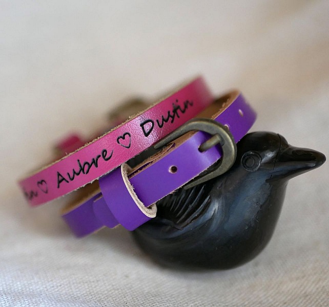 Gravert skinnarmb&aring;nd enkelt sving for &aring; personalisere blandet voksenbarn