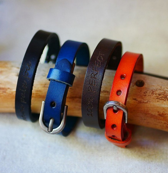 Gravert l&aelig;rarmb&aring;nd med s&oslash;lvspenne som skal tilpasses ved gravering