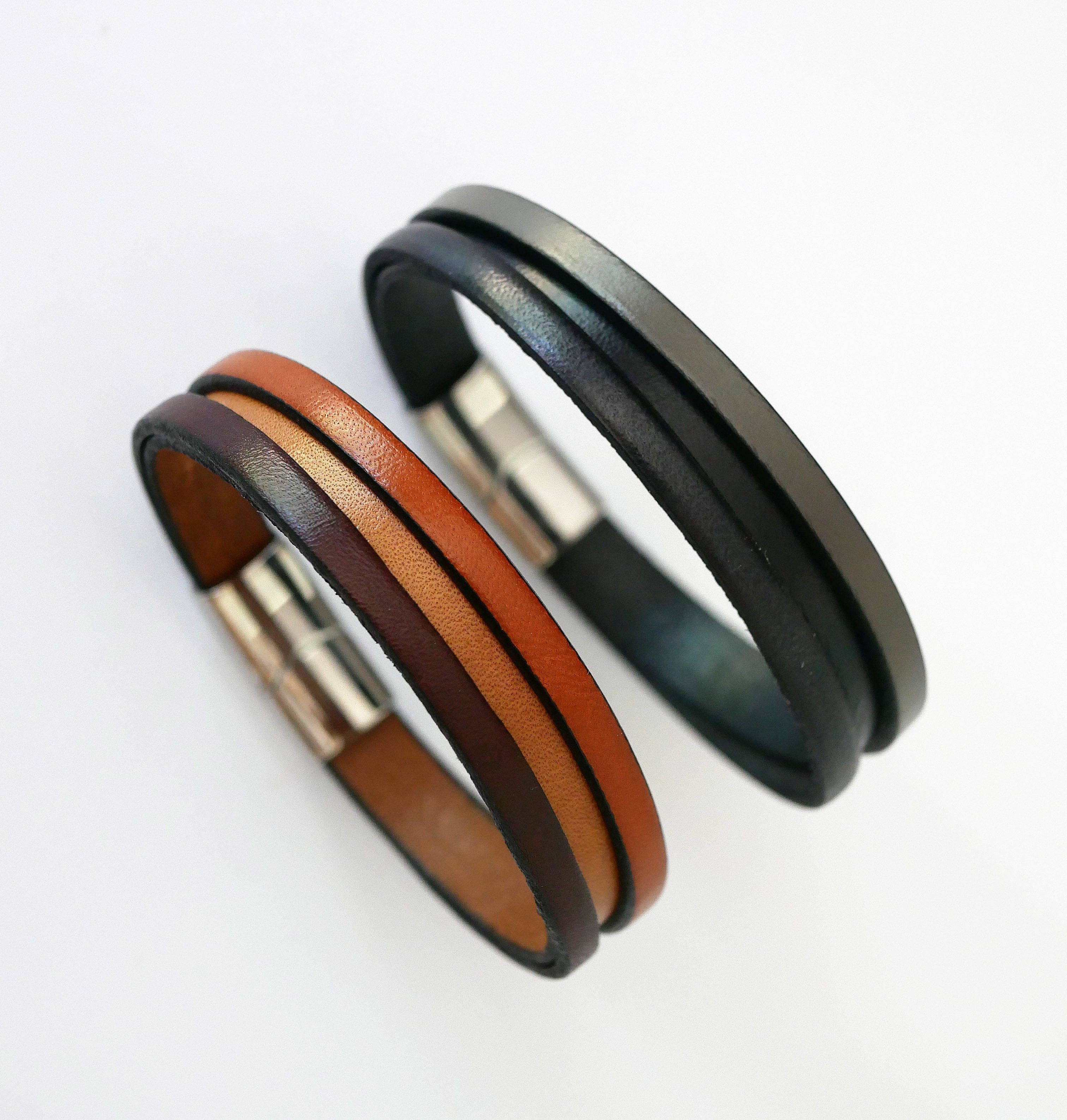 Tofarget skinnarmb&aring;nd for menn med skjult inngravert melding