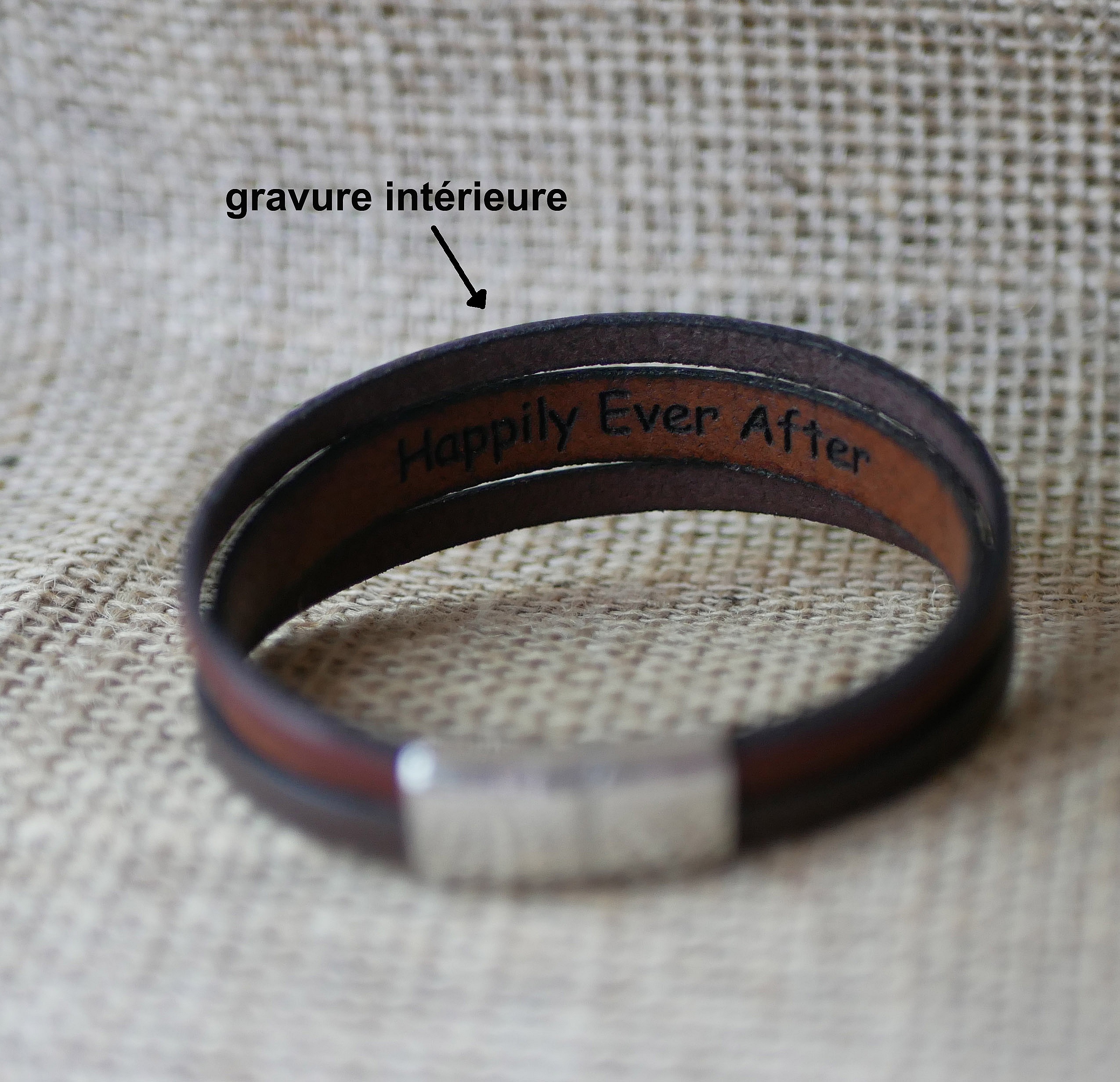 Tofarget skinnarmb&aring;nd for menn med skjult inngravert melding