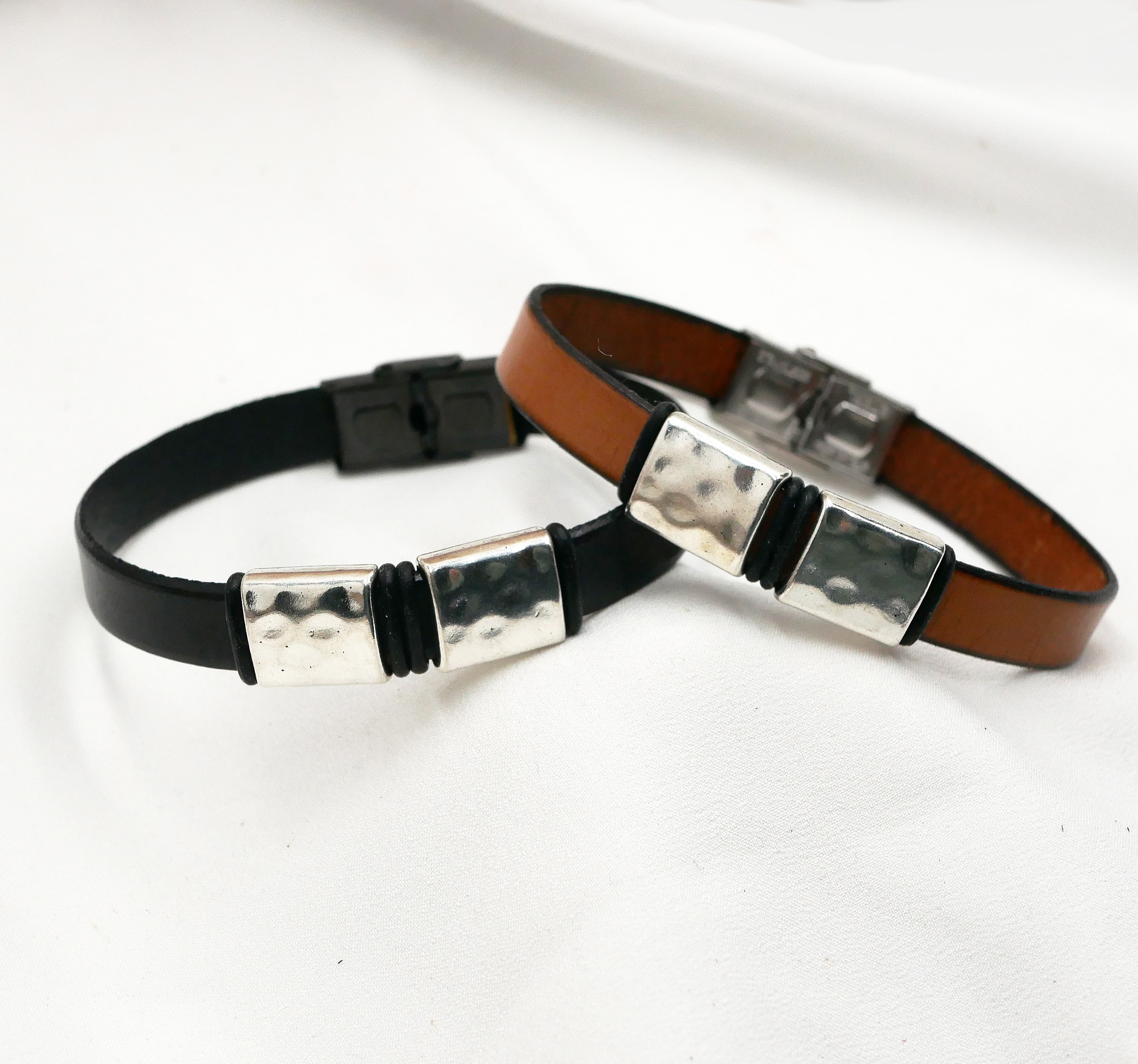 Herrearmb&aring;nd i skinn med hamrede metallfirkanter for personlig tilpassing