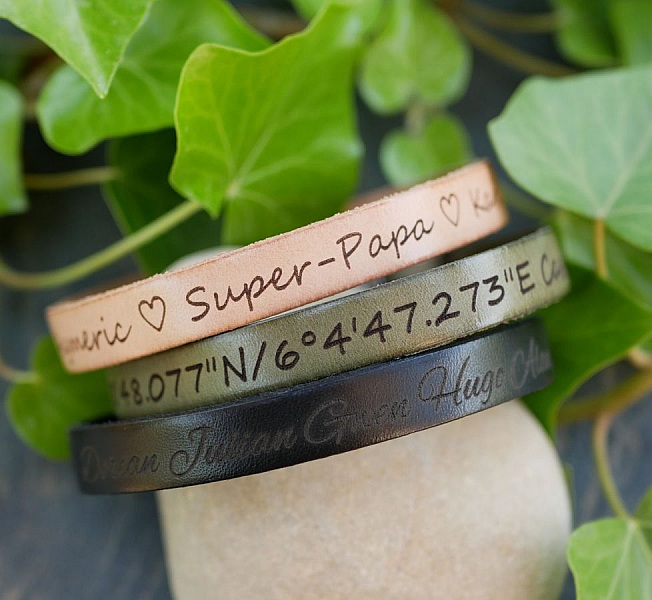 L&aelig;rarmb&aring;nd med etnisk magnetl&aring;s for personlig tilpasning