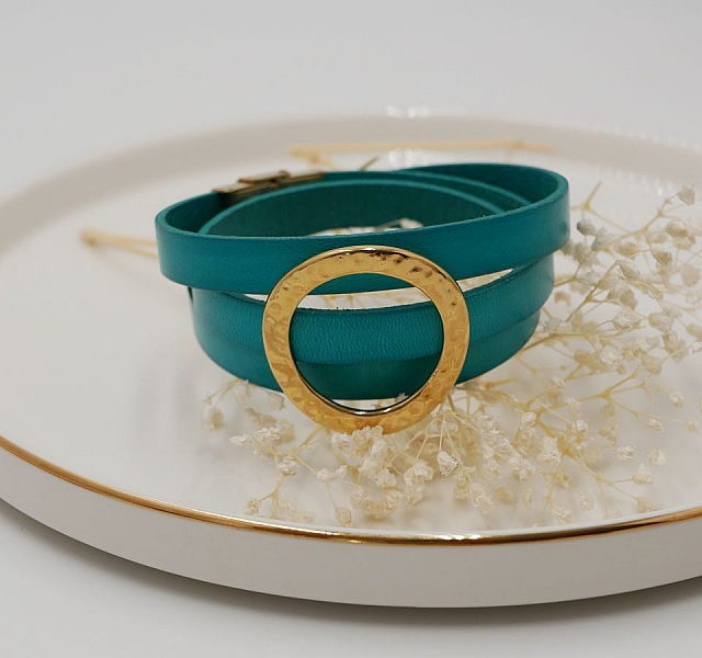 L&aelig;rarmb&aring;nd med stor gullring, kan tilpasses for 3 h&aring;ndledd