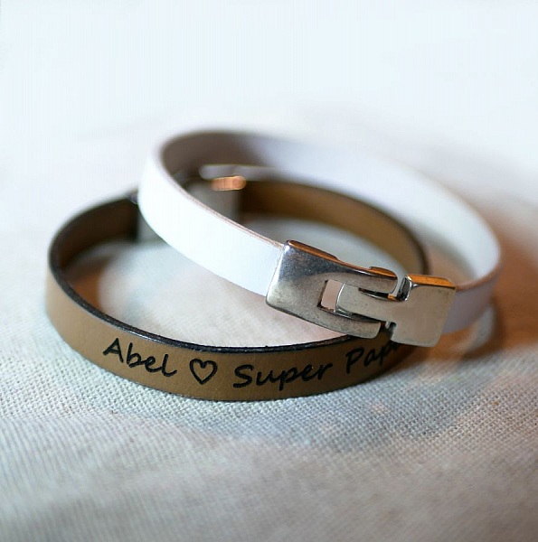 Armb&aring;nd i blandet skinn med gravert T-l&aring;s i valgfrie farger