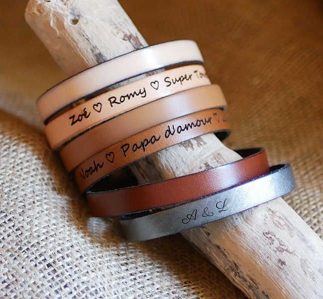 Armb&aring;nd i blandet skinn med gravert T-l&aring;s i valgfrie farger