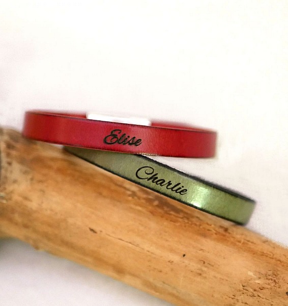 Armb&aring;nd i blandet skinn med gravert T-l&aring;s i valgfrie farger