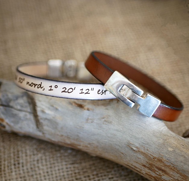 Armb&aring;nd i blandet skinn med gravert T-l&aring;s i valgfrie farger