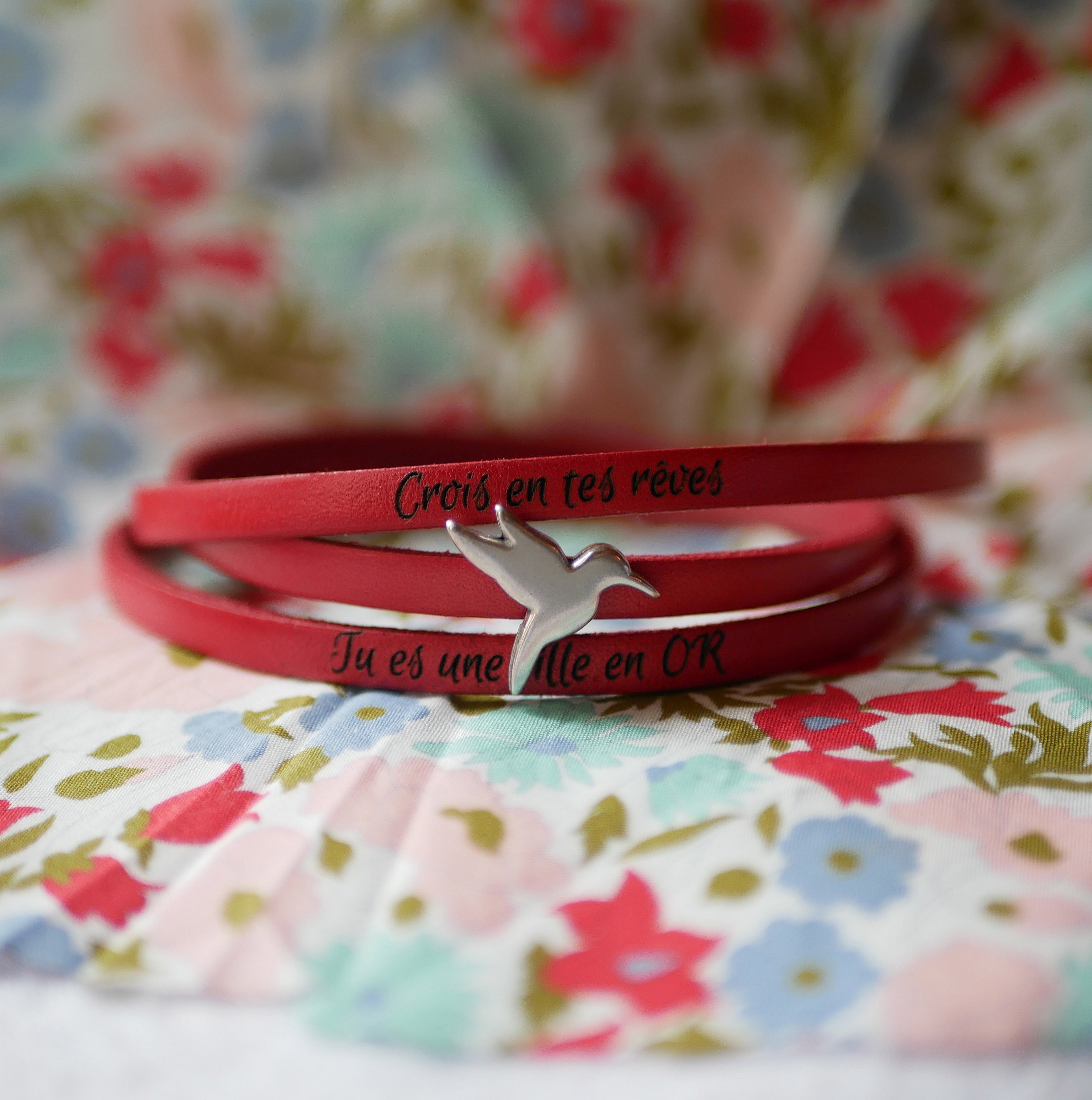 Tilpassbar l&aelig;rrem med flere omdreininger med stjerne-, uendelighets- eller hjertemotiv 