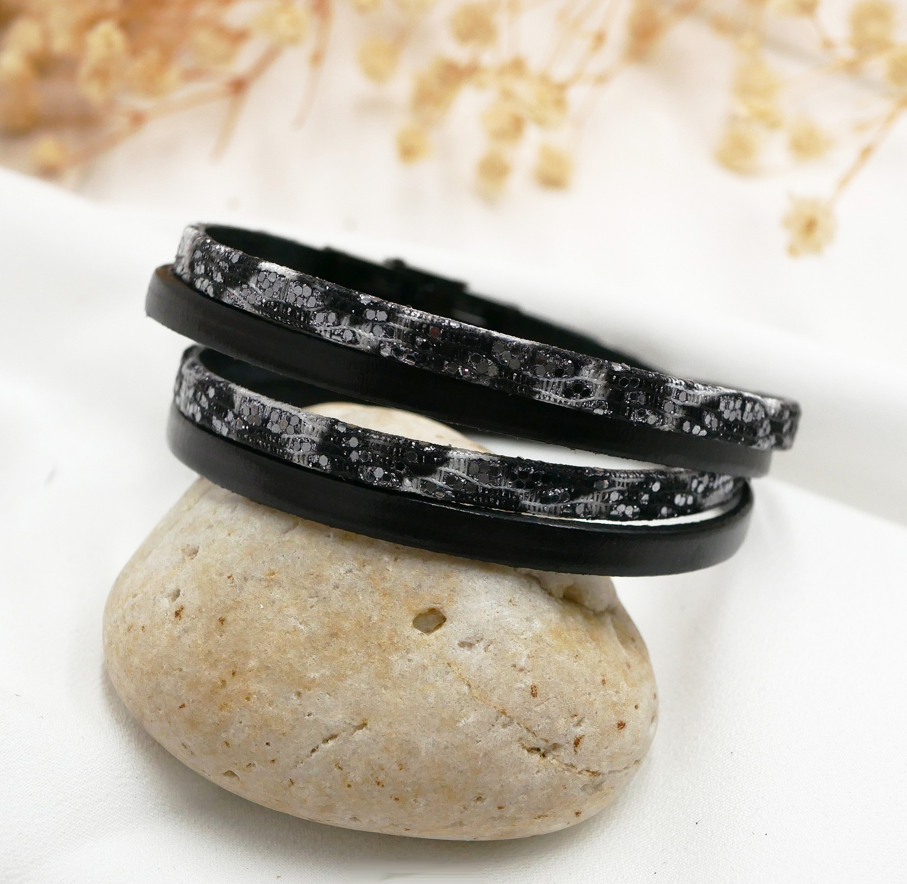 Svart, s&oslash;lvfarget l&aelig;rreim med glitter for personlig tilpasning