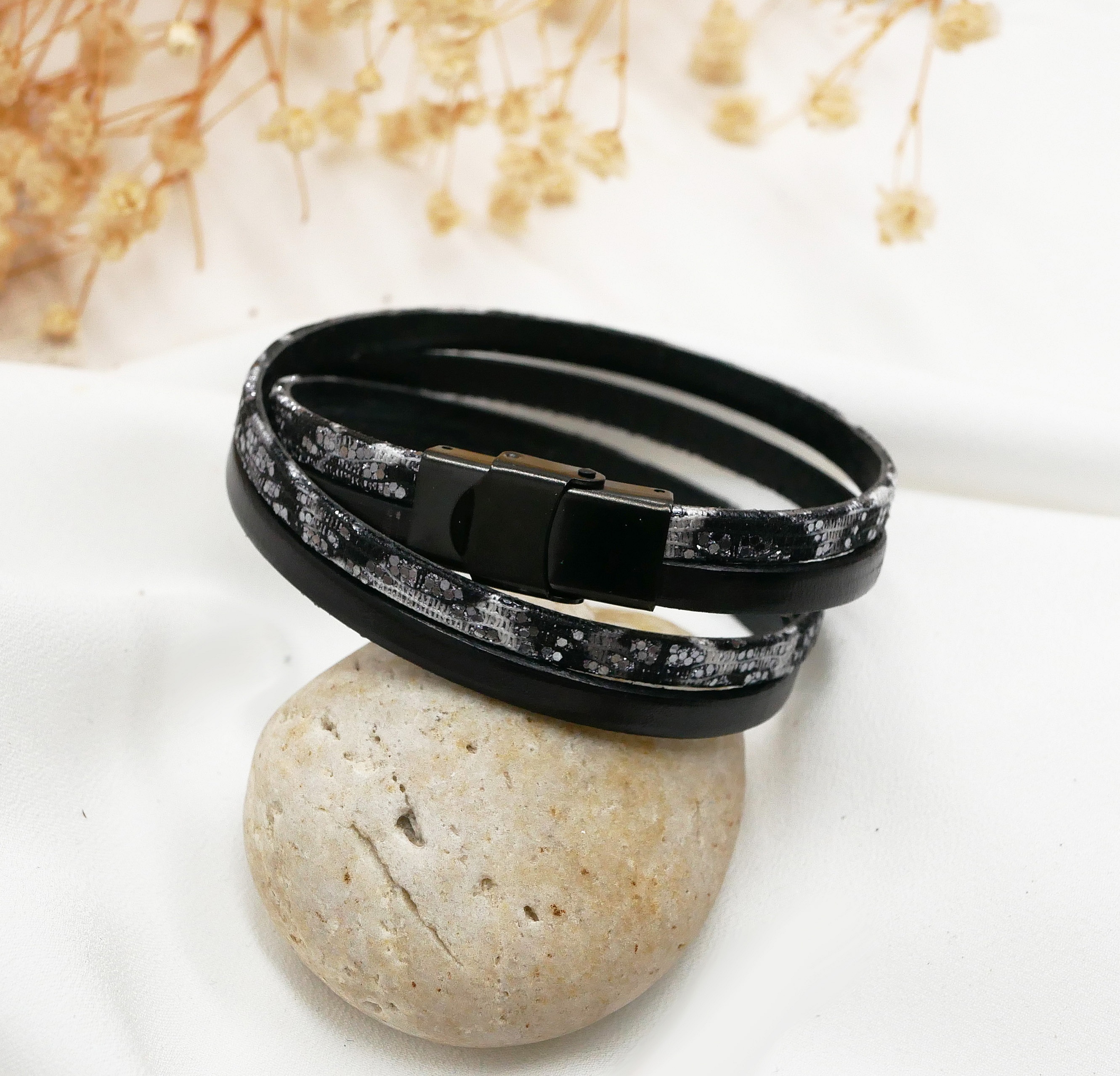 Svart, s&oslash;lvfarget l&aelig;rreim med glitter for personlig tilpasning