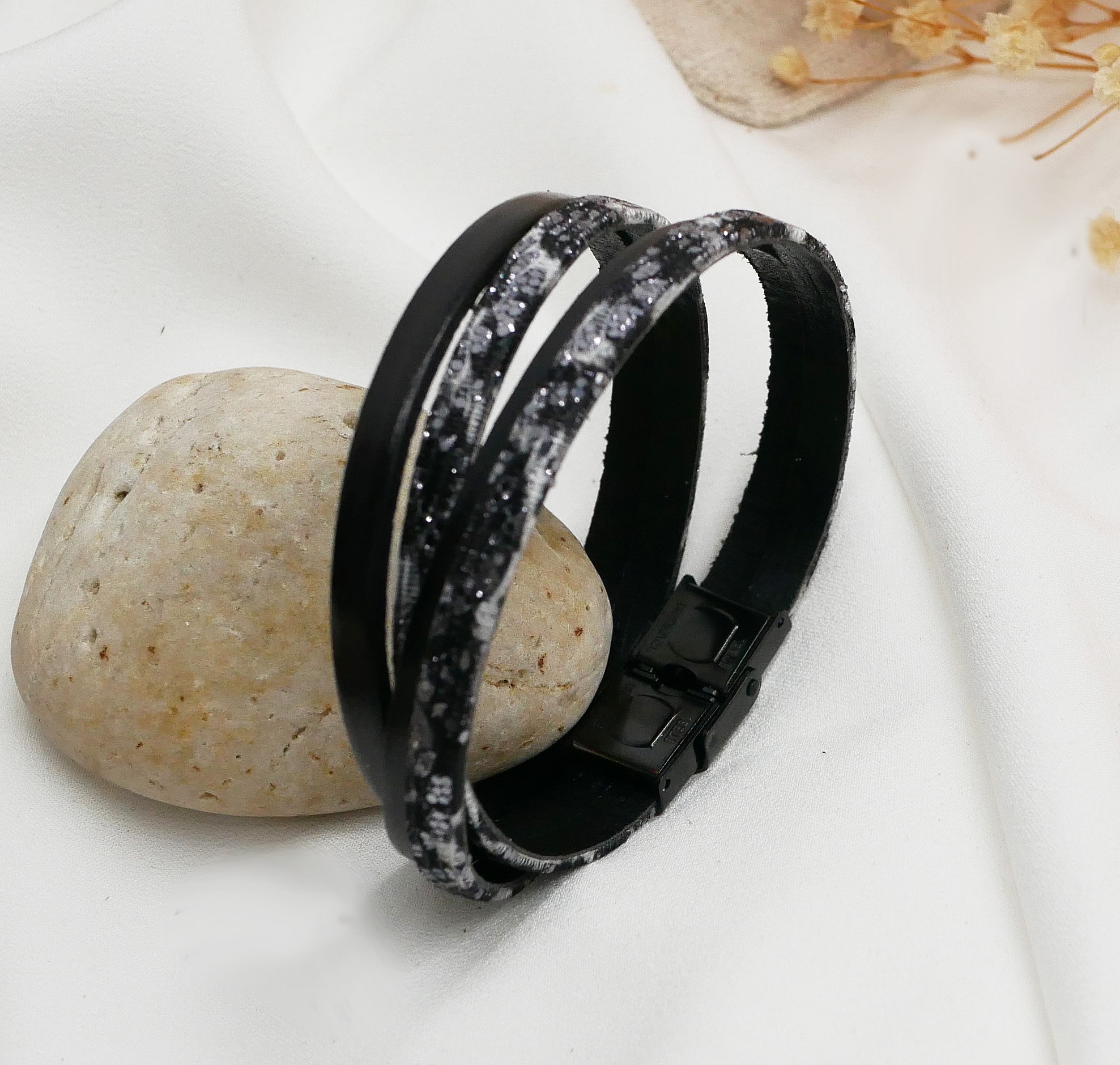 Svart, s&oslash;lvfarget l&aelig;rreim med glitter for personlig tilpasning