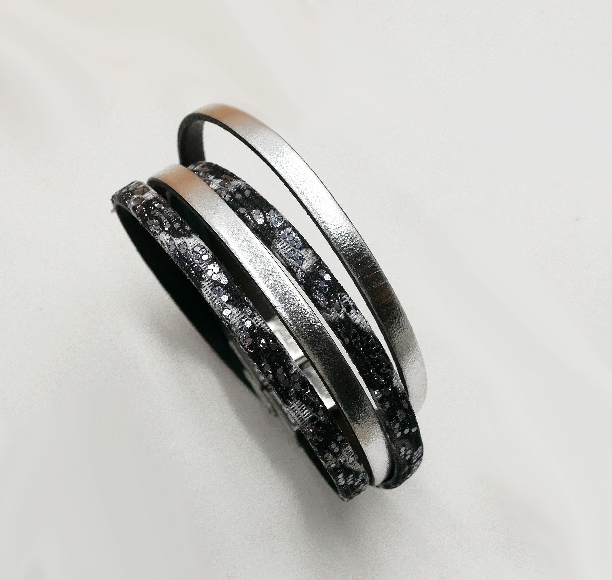 Svart, s&oslash;lvfarget l&aelig;rreim med glitter for personlig tilpasning