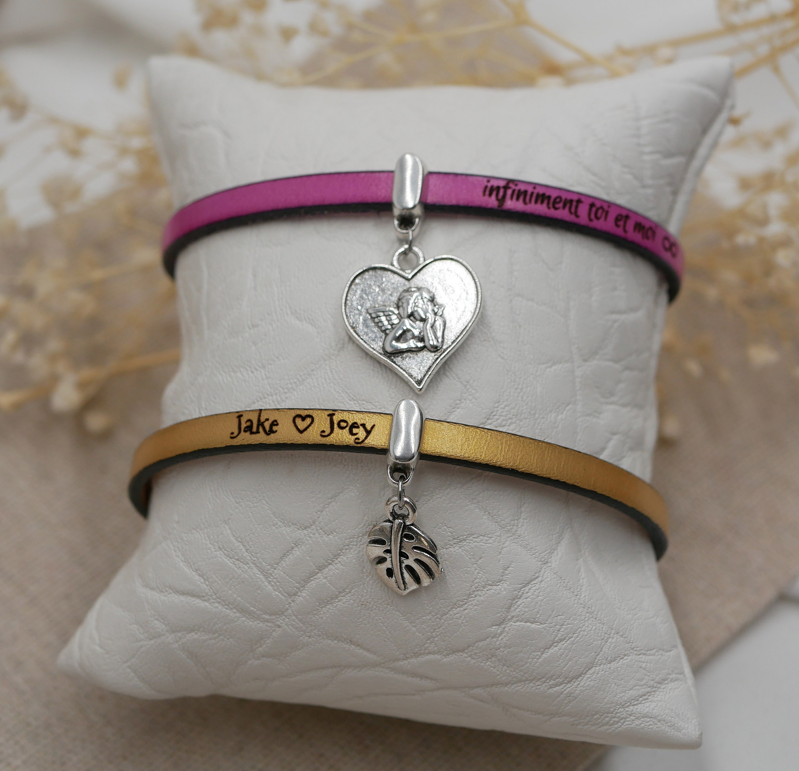 L&aelig;rarmb&aring;nd med anheng etter eget valg, kan tilpasses med gravering