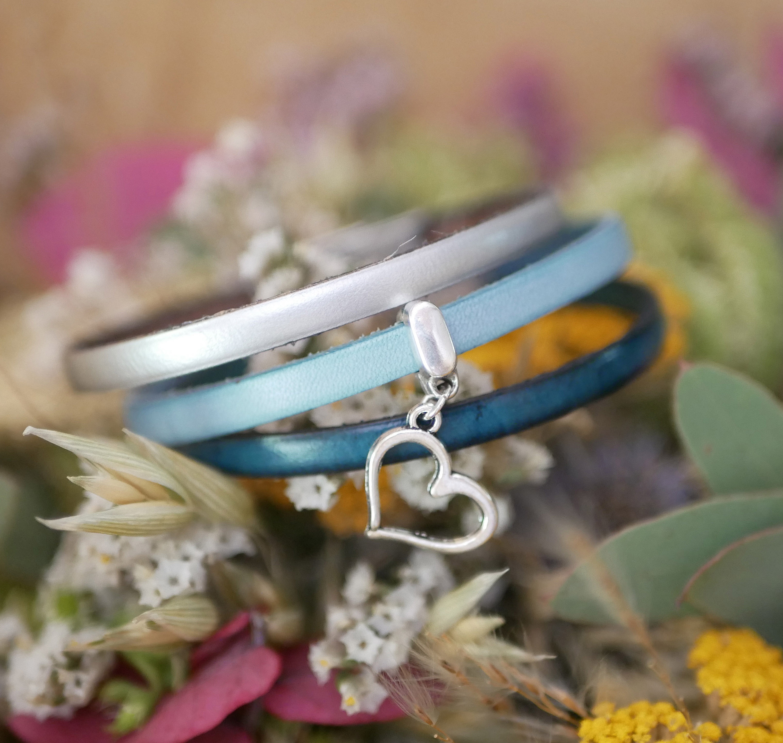 L&aelig;rarmb&aring;nd med anheng etter eget valg, kan tilpasses med gravering