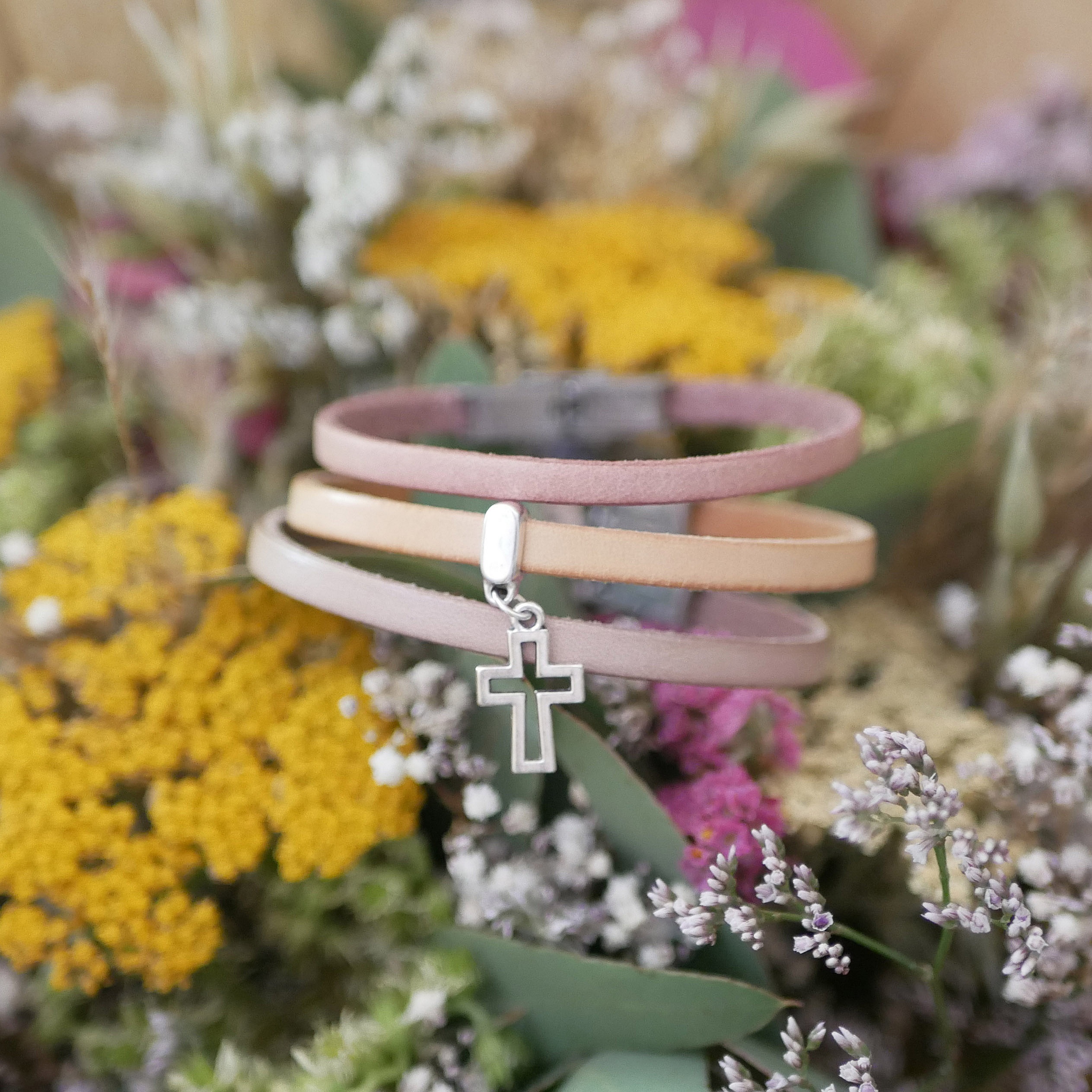 L&aelig;rarmb&aring;nd med anheng etter eget valg, kan tilpasses med gravering