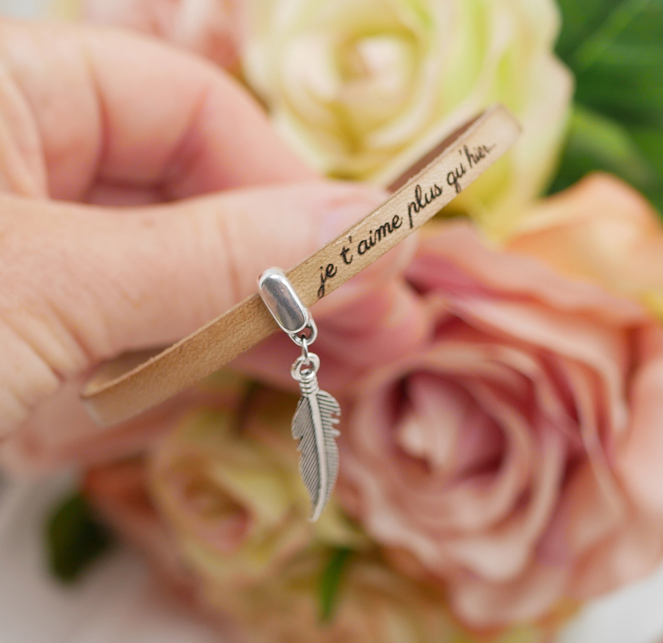 L&aelig;rarmb&aring;nd med anheng etter eget valg, kan tilpasses med gravering