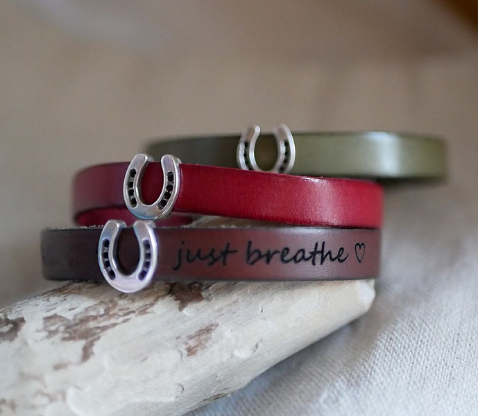 Tilpasset l&aelig;rarmb&aring;nd dekorert med en liten hestesko 