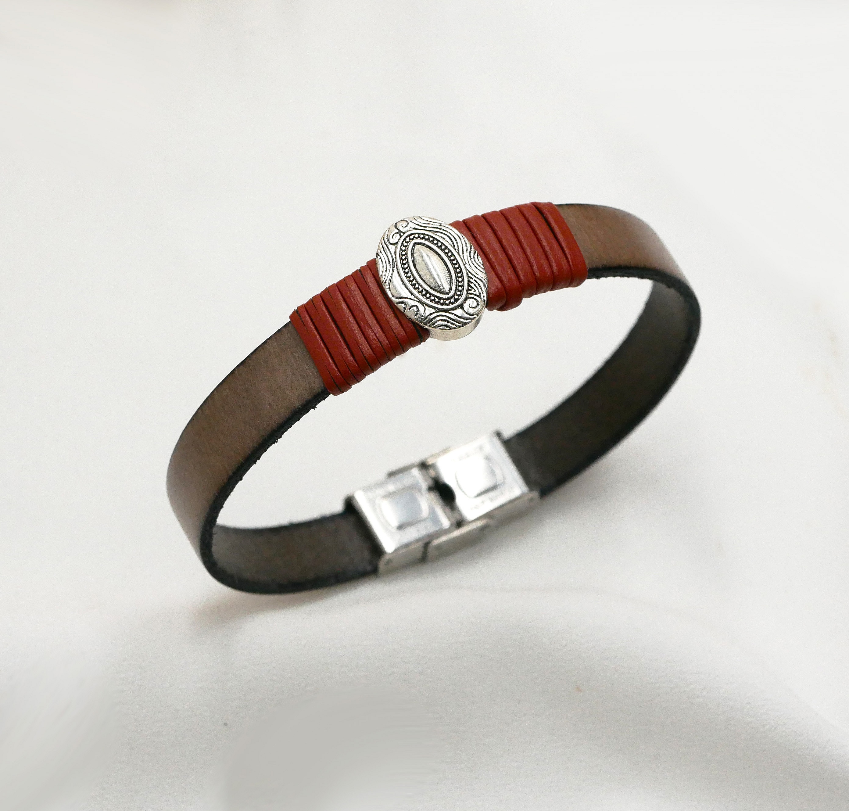 Tilpassbar l&aelig;rreim med sentralt, ovalt ornament innrammet av fine l&aelig;rstykker 