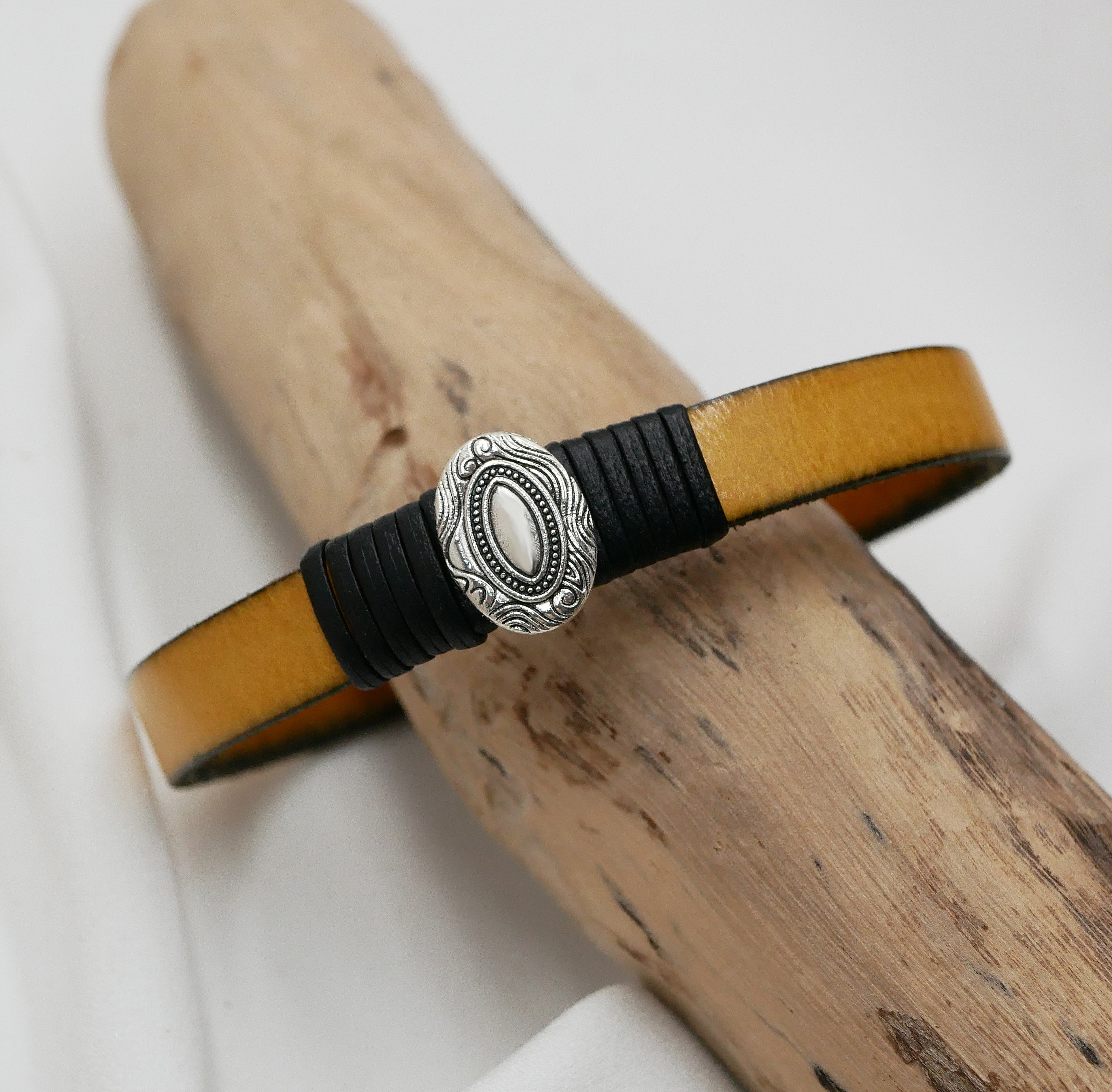 Tilpassbar l&aelig;rreim med sentralt, ovalt ornament innrammet av fine l&aelig;rstykker 