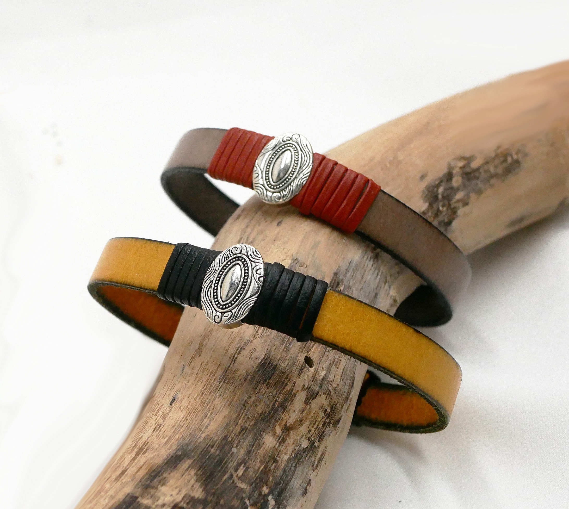 Tilpassbar l&aelig;rreim med sentralt, ovalt ornament innrammet av fine l&aelig;rstykker 