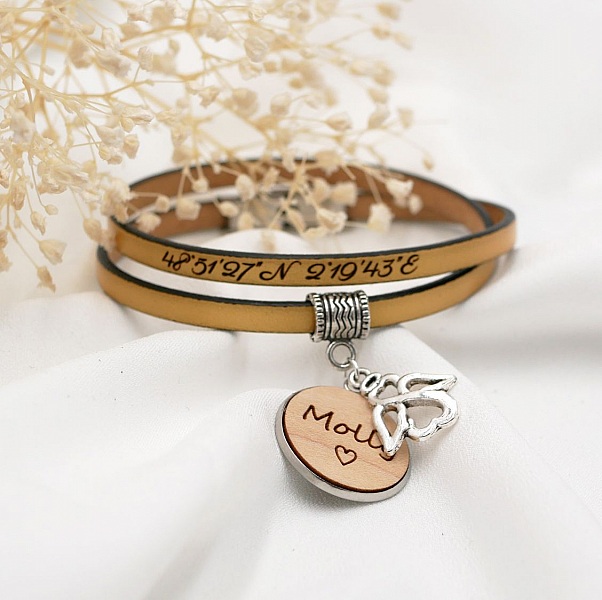 Tilpasset l&aelig;rarmb&aring;nd med gravert cabochon av tre