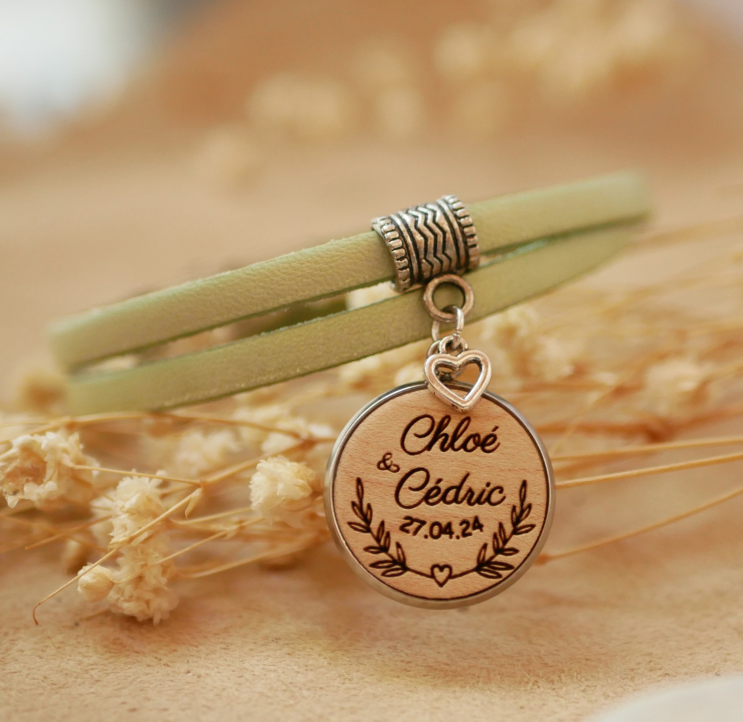 Tilpasset l&aelig;rarmb&aring;nd med gravert cabochon av tre