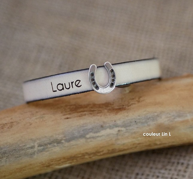 Tilpasset l&aelig;rarmb&aring;nd dekorert med en liten hestesko 