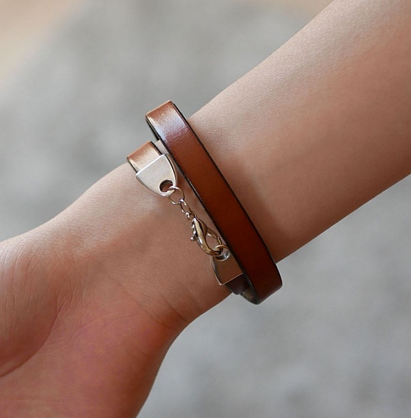 Tilpasset l&aelig;rarmb&aring;nd dekorert med en cabochon av livets tre