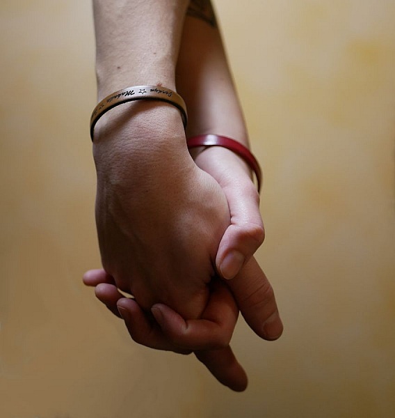 Personlig l&aelig;rarmb&aring;nd for menn eller kvinner gravert med navn eller melding