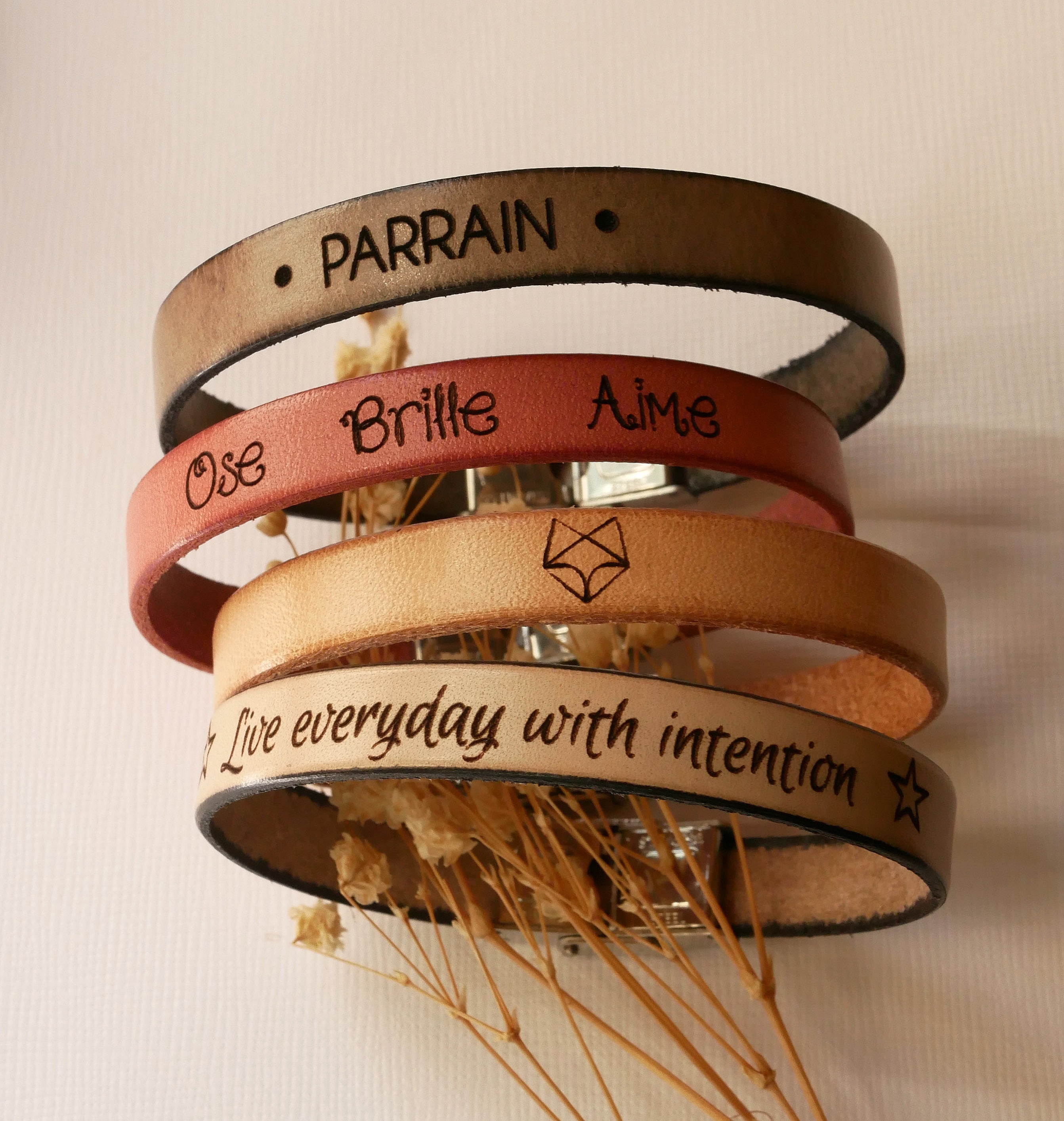 Personlig l&aelig;rarmb&aring;nd for menn eller kvinner gravert med navn eller melding